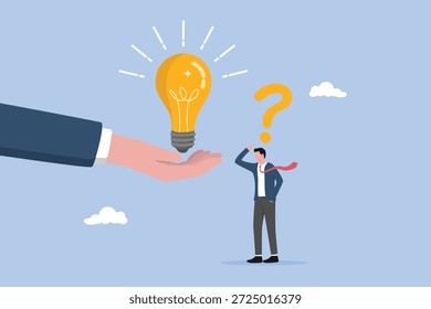 Problema de negocio, concepto de trayectoria laboral y profesional, toma de decisiones y solución, idea, stand de hombre de negocios confuso con signo de interrogación y luego ayuda a poner a mano la lámpara de bombilla para una solución brillante.