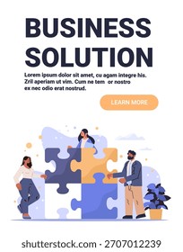 Solución de negocio personas de trabajo en equipo que montan piezas de rompecabezas colaboración oficina que fija Formas abstractas Anuncio de Sitio web de diseño plano moderno