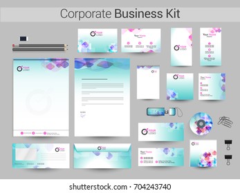 Kit de papeterie d'entreprise comprenant le papier à lettres, la carte de visite, la bannière ou l'en-tête Web, le Bloc-notes, le CD et l'enveloppe.