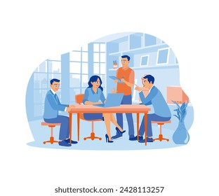  Reunión del equipo de negocios en la oficina. Un trabajador masculino está de pie mientras sostiene documentos. Un equipo de personas está sentado en escritorios con computadoras portátiles. vector plano ilustración moderna 