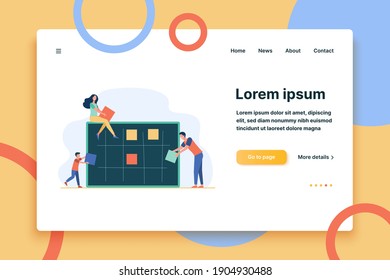 Tareas de planificación de equipos de negocios. Gestores pegando notas de papel en la ilustración plana del vector a bordo. Trabajo en equipo, concepto de gestión de proyectos para banner, diseño de sitios web o página web de inicio