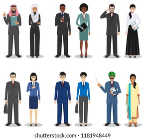 El concepto de equipo de negocios y de trabajo en equipo. Conjunto de ilustraciones detalladas de empresarios en diferentes posiciones en estilo plano sobre fondo blanco. Diversas nacionalidades y estilos de vestir. Desconfianza vectorial