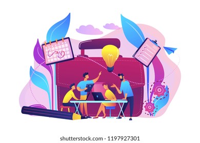 El equipo de negocios trabaja con laptops y bombillas. Colaboración, solución colaborativa de problemas y concepto de asociación sobre fondo blanco. Ilustración aislada de vector violeta brillante brillante