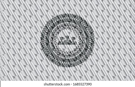 ícono de trabajo en equipo dentro del emblema o distintivo de color plata. Patrón de escalas. Ilustración vectorial. Detallado.