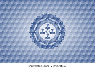 equipo de negocios e icono de dinero dentro de la insignia azul con fondo de patrón geométrico. 