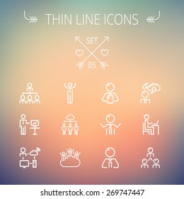 Juego de iconos de línea delgada para web y móvil. Set incluye: laptop, tablet, computadora, globo, hombres de negocios, hombres, nube. Moderno diseño minimalista plano. Icono blanco vectorial en el fondo de malla gradiente.