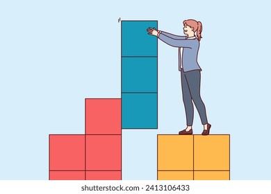 La mujer de negocios ensambla la estructura a partir de bloques de tétanos gigantes usando habilidades para construir su propia empresa o empresa. Concepto que utiliza el pensamiento estratégico para crear una estructura empresarial sostenible