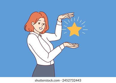 Mujer de negocios, mejor empleada del mes, recibió estrella confirmando excelentes habilidades para lograr tareas. Chica ambiciosa muestra la insignia de la distinción recibida por el negocio después de compra misteriosa del comprador