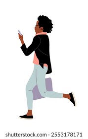 Mujer de negocios corriendo vista lateral mirando al teléfono móvil. Niña africana en ropa casual de oficina con maletín en apuro al éxito. Ilustración plana de Vector aislada sobre fondo blanco