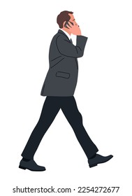 Personaje de negocios caminando con un teléfono inteligente. Joven hombre de negocios apuesto con traje de oficina formal usando teléfono móvil, hablando. Vista lateral. Ilustración vectorial realista aislada en fondo blanco.