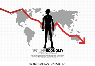 Wirtschaftsmann und Abwärtsdiagramm mit Weltkarte. Konzept des Niedergangs der Weltwirtschaft.