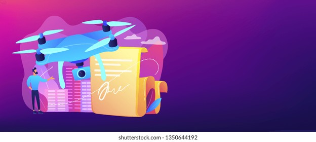 Geschäftsmann mit Drohnen Lesestoff Dokument mit Vorschriften. Drohnenflugregeln, Beschränkungen des Drohnenflugs, unbemanntes Flugregelkonzept. Kopfzeile oder Fußbanner-Vorlage mit Kopienraum.