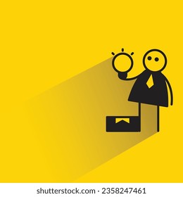 empresario y bombilla de ideas con sombra sobre fondo amarillo