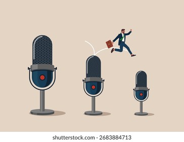 Hombre de negocios saltando de grande al Pequeño micrófono de estudio para streaming y juegos. Las entrevistas son de periodistas de noticias de internet y estaciones de radio. Prensa Conferencia Idea, Entrevistas, últimas noticias. 