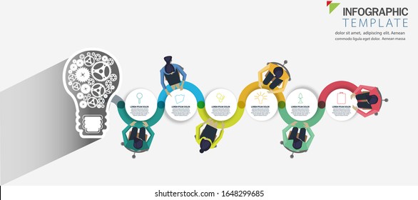 Empresario y señora Brainstorra por   Éxito con las infografías de la ilustración de la bombilla de luz y del vector conceptual,plantilla,pasos.