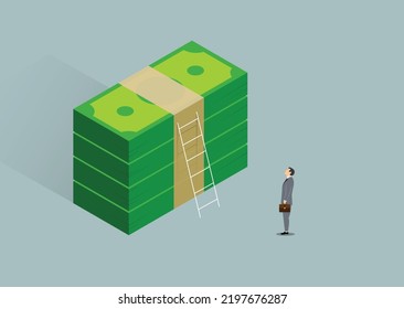 Empresario mirando la pila de dinero.