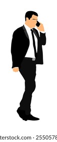 Hombre de negocios con la Ilustración vectorial del teléfono móvil aislado. Hombre guapo con corbata de baño. Posición de pie. Hombre relajado. Gerente relajándose en pausa. Elegante Yuppie nombra una reunión con la chica.