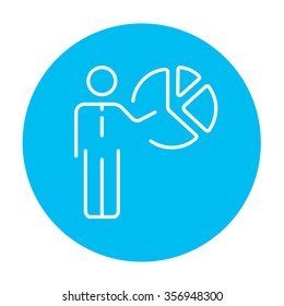 Geschäftsmann, der auf das Pie-Chart-Symbol für Web-, Mobil- und Infografiken zeigt. Vektorweißes Symbol auf hellblauem Kreis, einzeln auf weißem Hintergrund.