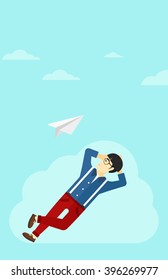 Empresario relajándose en la nube.