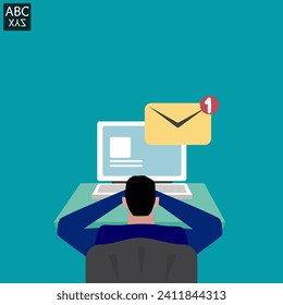 Empresario envía correo electrónico para comunicarse como boletín automático, el formato de carta incluye el original y borrador, publicidad en línea o lista de correo, carrera de correo por Internet.