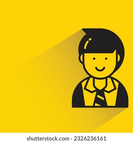empresario con sombra sobre fondo amarillo