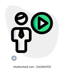 Geschäftsmann, der Multimedia über einen Web-Messenger teilt