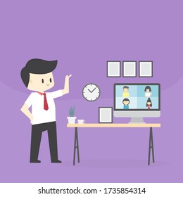 hombre de negocios frente a mesa y punto de trabajo usando la conferencia Webcam en una computadora con varios colegas y trabajando en los deberes a través de la computadora E internet 