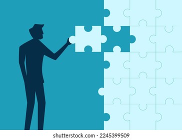 Empresario parado montando el rompecabezas de la sierra. concepto de solución de negocios