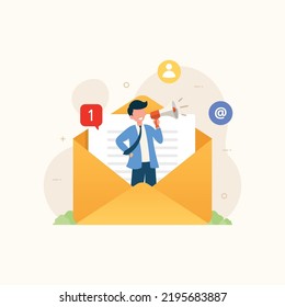 Geschäftsmann, der in E-Mail-Briefumschlag steht und Werbung durch Megaphon ankündigt