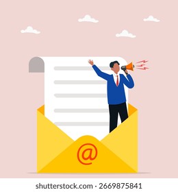 Empresario parado en el sobre del email que anuncia la promoción a través del megáfono. Concepto de promoción de email marketing.
