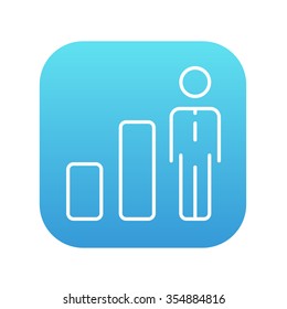 Empresario parado al lado del icono de la línea del gráfico de barras para web, móviles e infografías. Icono de blanco vector en el cuadrado de gradiente azul con esquinas redondeadas aisladas en fondo blanco.