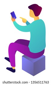 Geschäftsmann mit Smartphone sitzend auf Würfeln, winzige Menschen isometrische 3D-Illustration. Mobiltelefon und Chat, Surfen im Internet und Testen von Apps, Messaging-Konzept. Einzeln auf weißem Hintergrund.