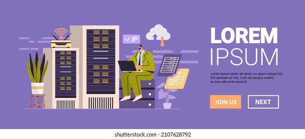 empresario que trabaja en una sala de centros de datos que aloja un servidor de supervisión informática concepto de base de datos