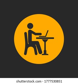 Empresario trabajando en el diseño de iconos de computadora aislado en fondo blanco. Ilustración del vector