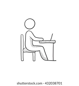 Empresario que trabaja en el icono de esbozo de vector portátil aislado en segundo plano. Empresario dibujado a mano trabajando en un icono de laptop. Empresario trabajando en un icono de esbozo de laptop para infografía, sitio web o aplicación.