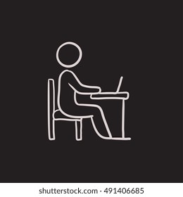 Empresario que trabaja en el icono de esbozo de vector portátil aislado en segundo plano. Empresario dibujado a mano trabajando en un icono de laptop. Empresario trabajando en un icono de esbozo de laptop para infografía, sitio web o aplicación.