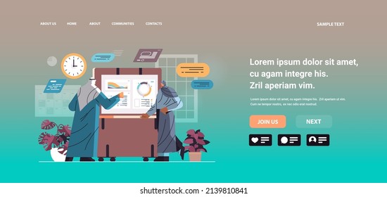 la pareja de empresarios analizando gráficos estadísticos en pantalla digital análisis de datos empresariales seguimiento informe de finanzas de inversión