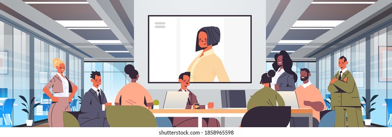 Geschäftsleute, die Online-Konferenz-Mix Rennen Geschäftsleute diskutieren mit Geschäftsfrau während Video-Call-Office-Sitzungszimmer Inneneinrichtung horizontalen Portrait Vektorgrafik
