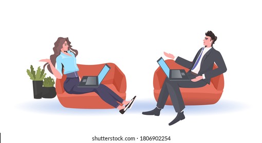 empresarios que usan laptops discuten durante la reunión mantener distancia para prevenir la epidemia de coronavirus covid-19 medidas de protección horizontal ilustración vectorial de longitud completa