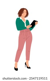 Empresaria en atuendo casual de pie con tableta digital. Mujer joven bonita que trabaja con el gadget. Ilustración vectorial aislada sobre fondo blanco.	