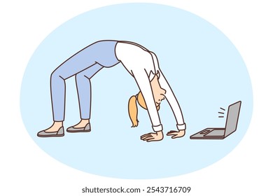 Empresaria hace gimnasia en el piso viendo la lección en línea en la computadora portátil. Empleada femenina en entrenamiento de uniforme con entrenamiento por cámara web o clase de acondicionamiento físico en computadora. Ilustración vectorial.