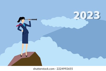 Mujer de negocios en la cima de una montaña mirando a través del telescopio hasta el año 2023, previsión, visión en el concepto de negocios