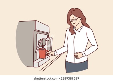 Mujer de negocios vertiendo café en la taza desde la máquina de café expreso durante el descanso de almuerzo en la oficina. La niña en ropa formal toma descanso para tomar el café para ganar energía y trabajar horas extra para cumplir con los plazos. 