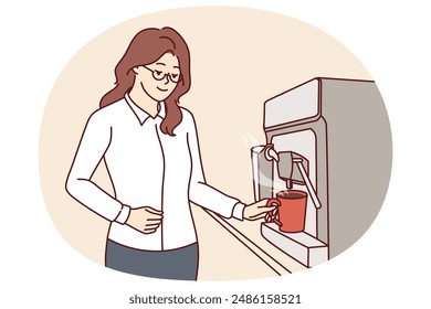 Empresaria vertiendo café en la taza de la máquina de café espresso durante la pausa del almuerzo en la oficina. Chica joven en ropa formal toma un descanso para tomar café para ganar energía y trabajar horas extras con el fin de cumplir con los plazos.