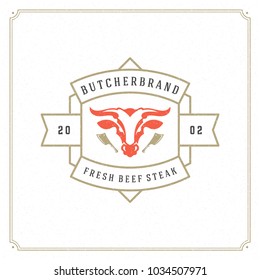 Ilustración vectorial del logotipo de la carnicería. Silueta de cabeza de toro, buena para la insignia de la granja o del restaurante. Diseño de emblema de tipografía de Antiguas.
