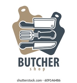 Logotipo vectorial de la tienda de carnicería con cubiertos en tablas de corte aisladas en blanco. Etiqueta de la bifurcación y el cuchillo de carne, y objeto filoso común para cortar el alimento. Icono en diseño plano de cosa para comer
