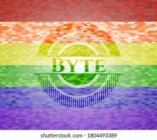 Byte sobre el fondo de mosaico con los colores de la bandera LGBT. 