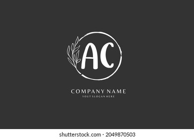 Una letra inicial de C AC o logotipo manuscrito para la identidad. Logo con firma y estilo dibujado a mano.
