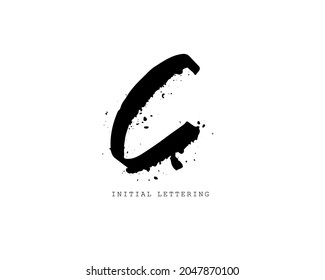 C Escritura manual inicial del pincel o logotipo manuscrito para la identidad. Logo con firma y estilo dibujado a mano.