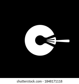 Letra C con tenedor en forma de sartén. Logo de la letra C. 